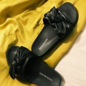 STEVE MADDEN silky slides (size 7)